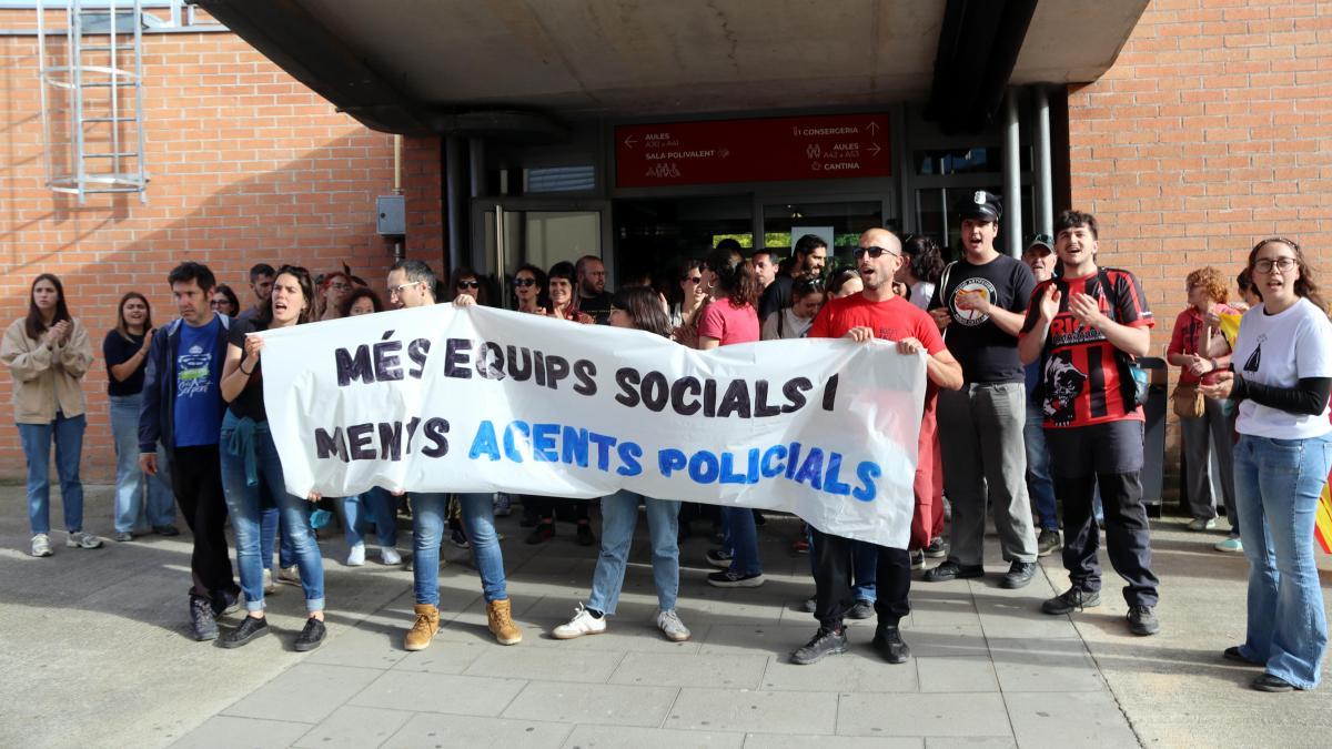 Al menos dos institutos rechazan la presencia de mossos en sus centros