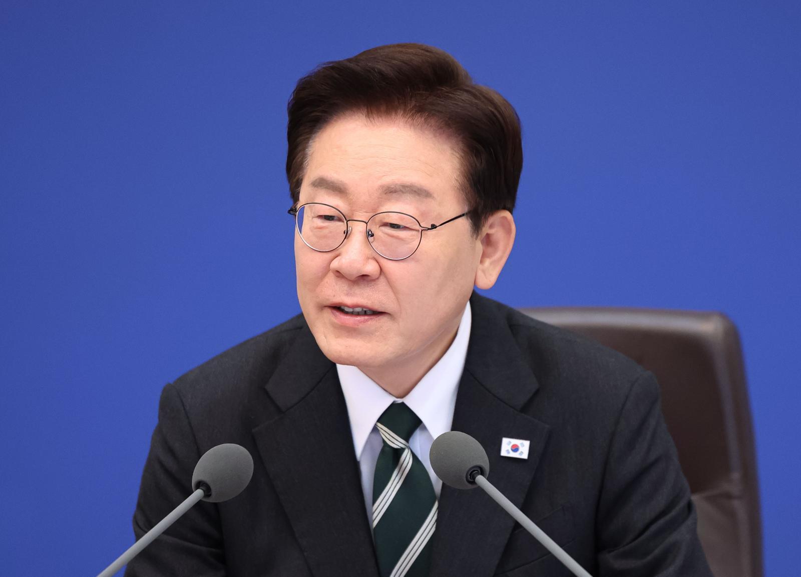 [속보]李 “안전사고 걱정에 소풍 안간다고…구더기 때문 장독 없애나”