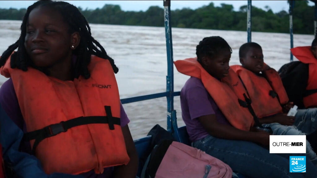Dans l'ouest de la Guyane, les élèves continuent d'aller à l'école en pirogue