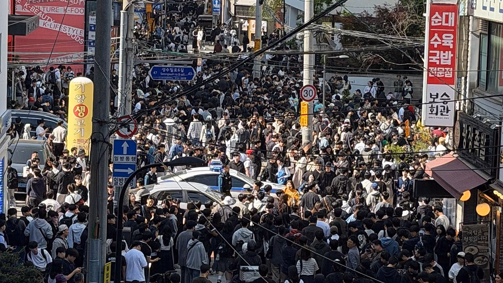 “사람 너무 많아 거리가 안 보이네”... 성수 포켓몬 행사, 결국 긴급 중단