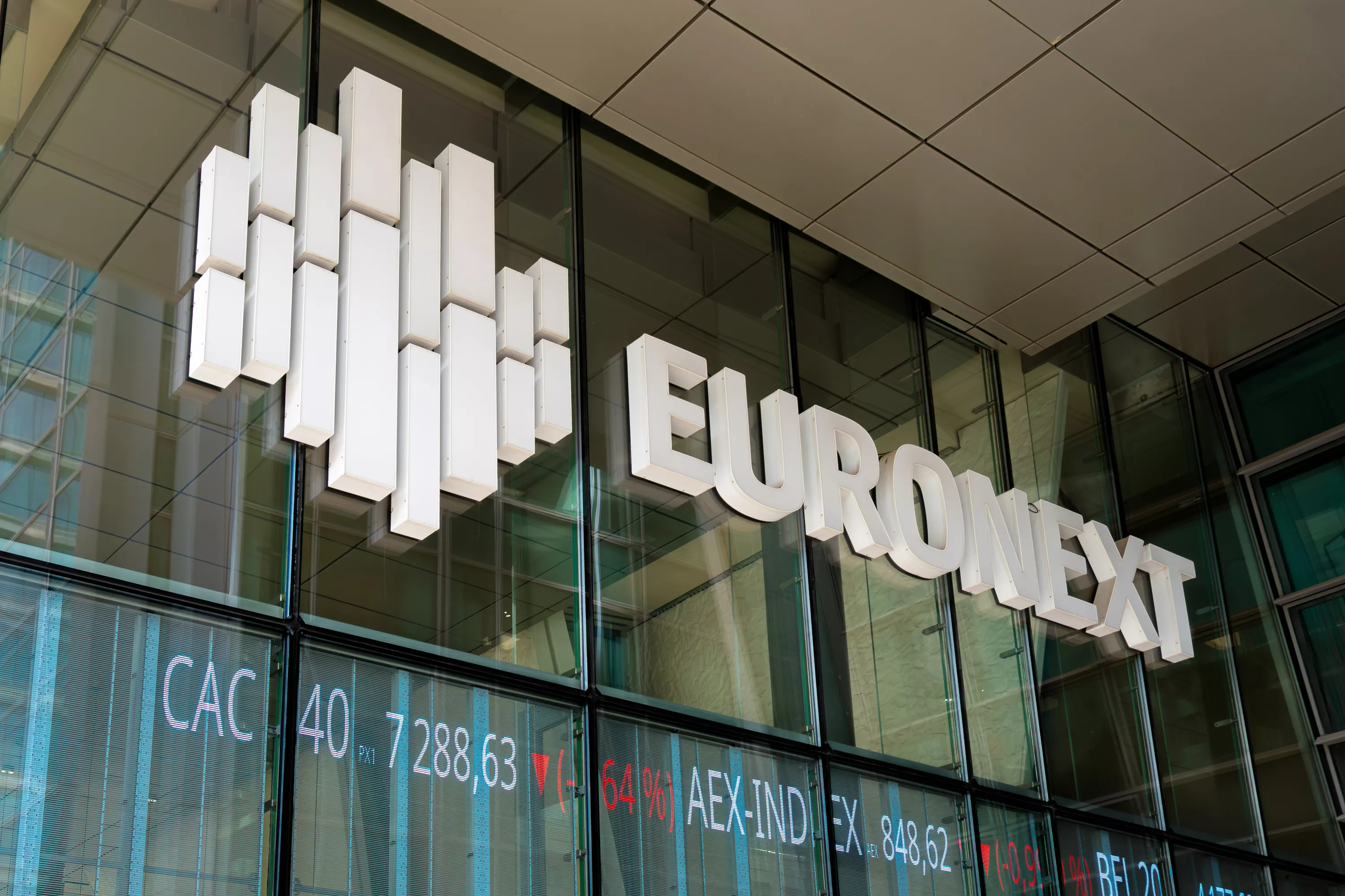 La Bourse de Paris en nette baisse, entre pétrole au plus haut et banques en repli