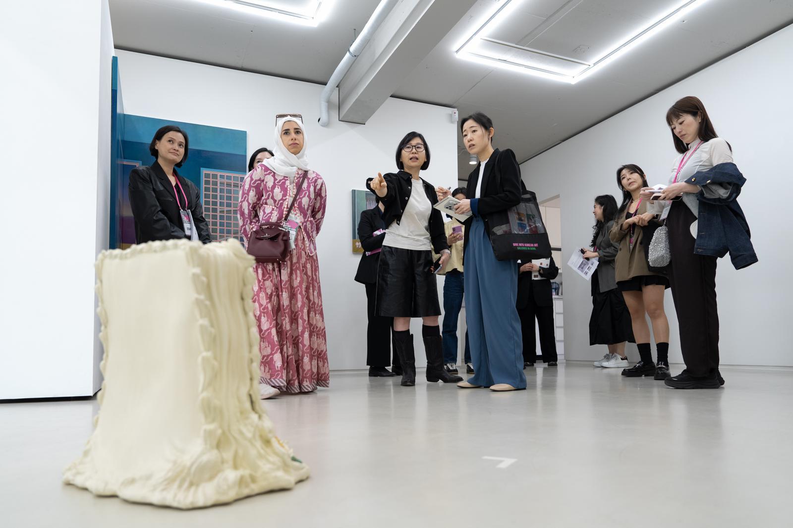 “한국 미술에 이미 왕관 씌워졌다”…세계적 아트페어 책임자들 감탄