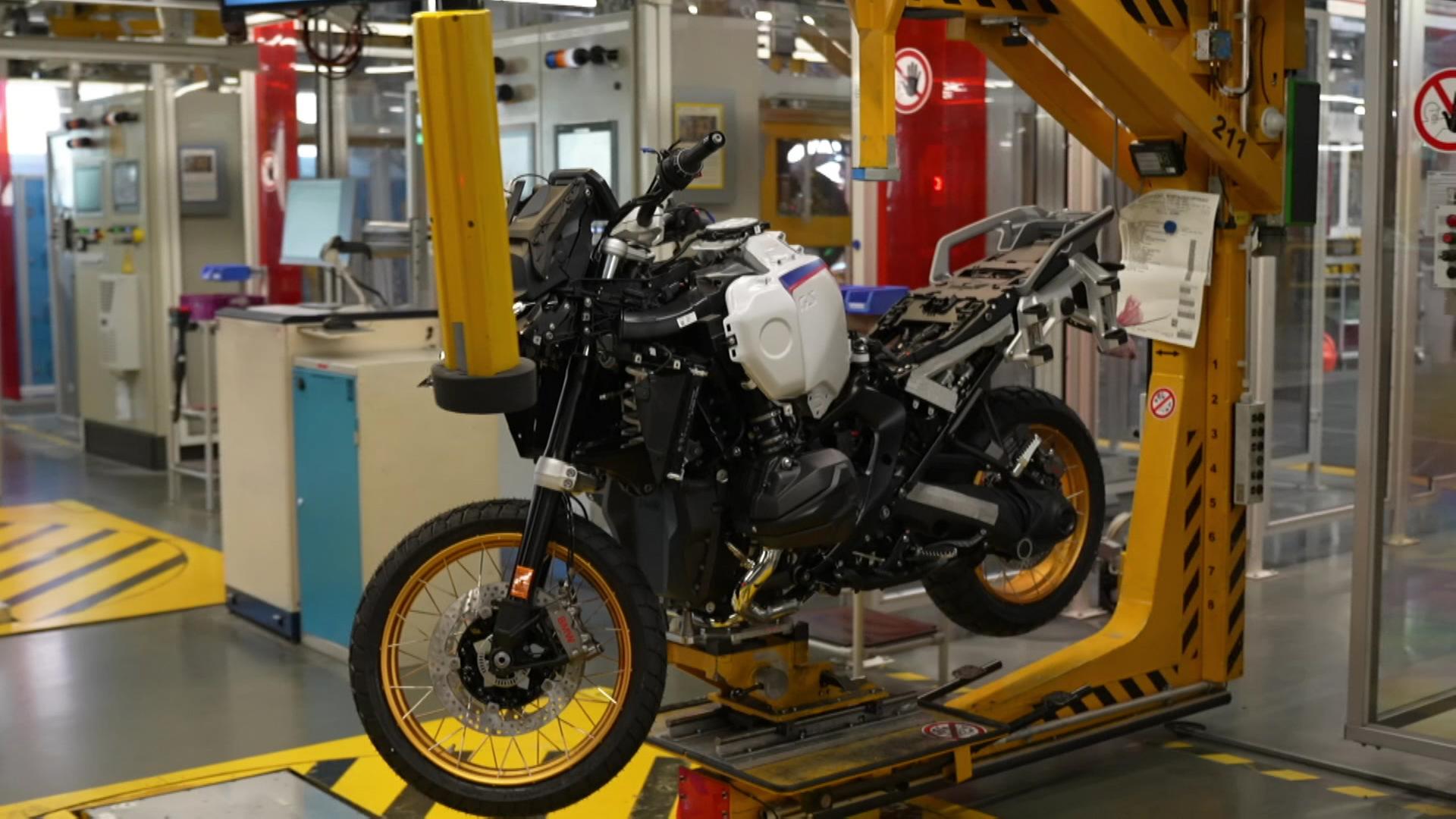 BMW und Tesla schaffen gegen den Trend neue Industriejobs