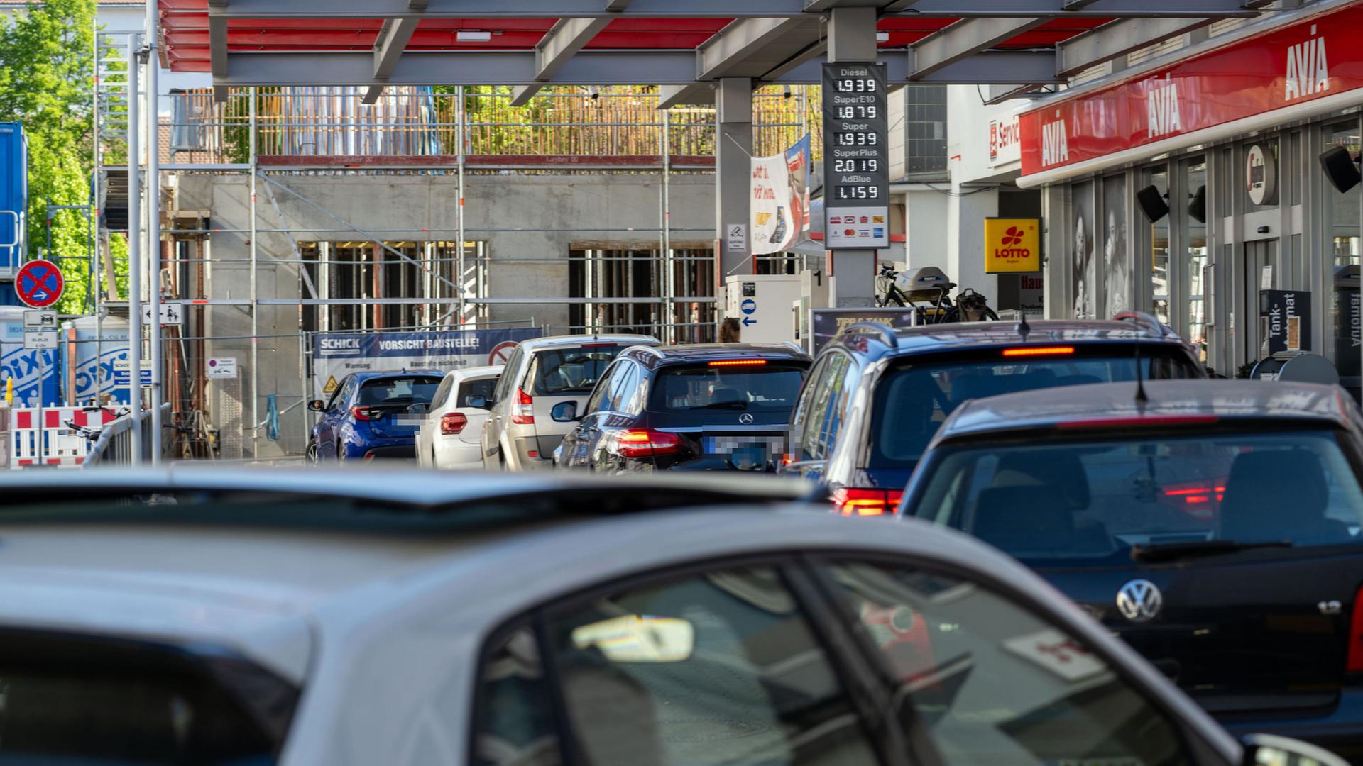 Tankrabatt drückt Spritpreise laut ADAC trotz Mittagssprung