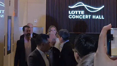 트럼프 장남, 정용진 회장 부인 콘서트에서 ‘MAGA’ 모자에 사인까지