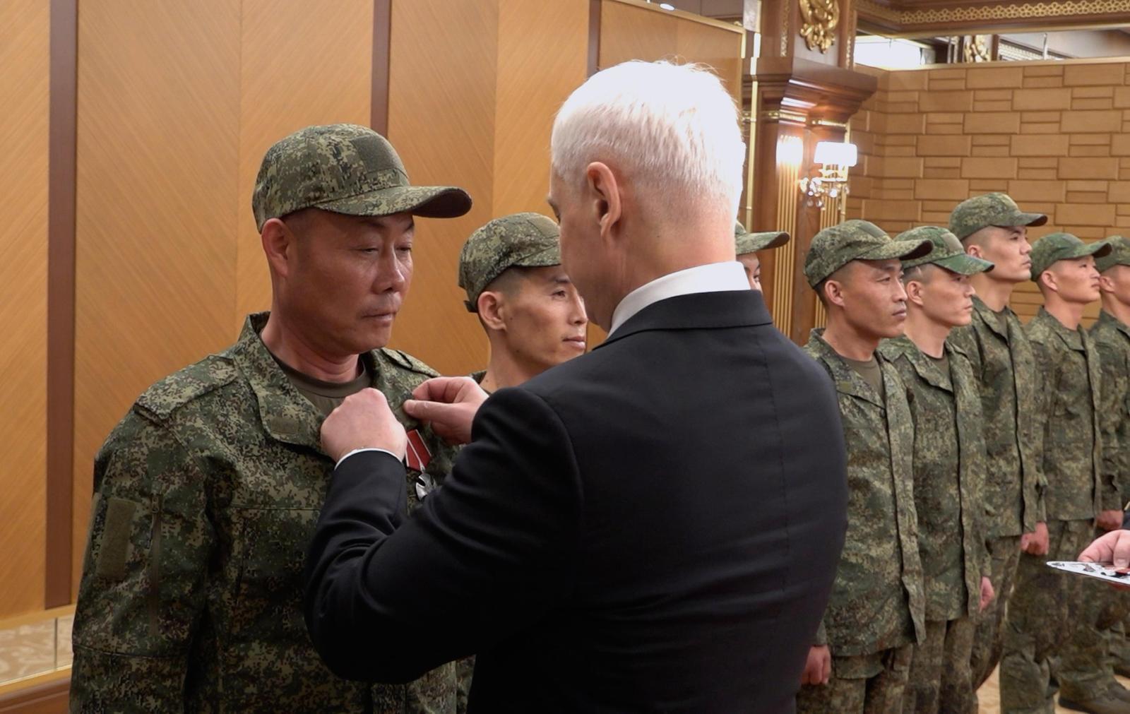 러시아 국방장관 방북… 북한군에 러 훈장 수여