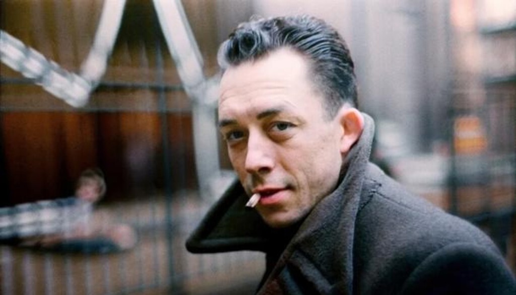 Qué quería decir Albert Camus cuando escribió: "Algunas personas gastan una energía tremenda simplemente en ser normales"