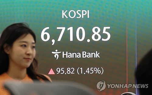 Seoul stocks up late Tues. morning driven by large-cap tech shares