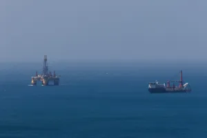 Petróleo sobe mais de 2% com impasse nas negociações de paz entre EUA e Irã