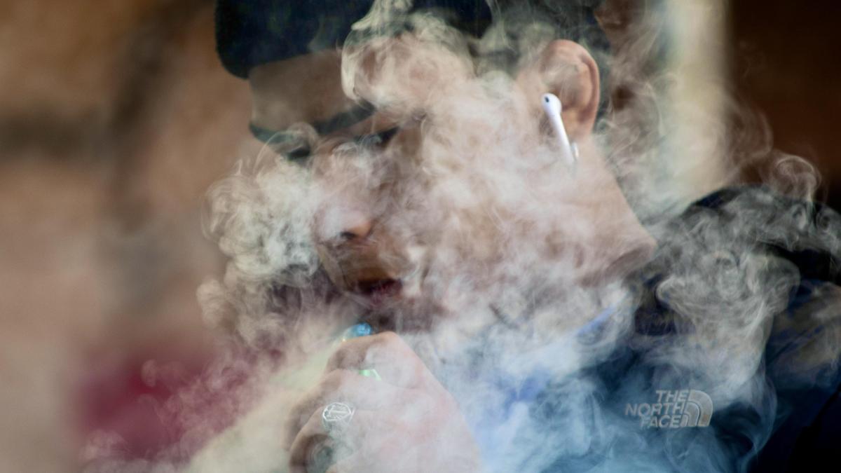 Reino Unido aprueba por ley la prohibición de consumo de tabaco para los nacidos después de 2008