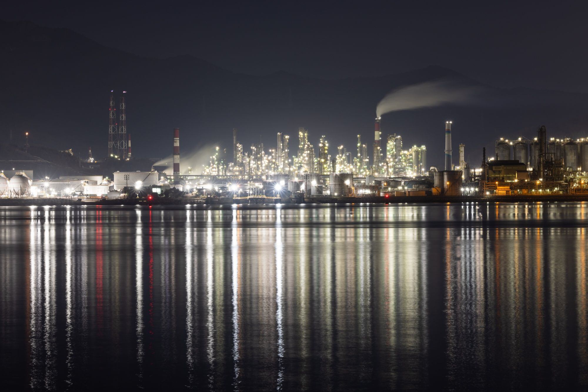 Las refinerías de Asia quedan al límite y agravan la escasez de suministro de diésel y fuel en Europa