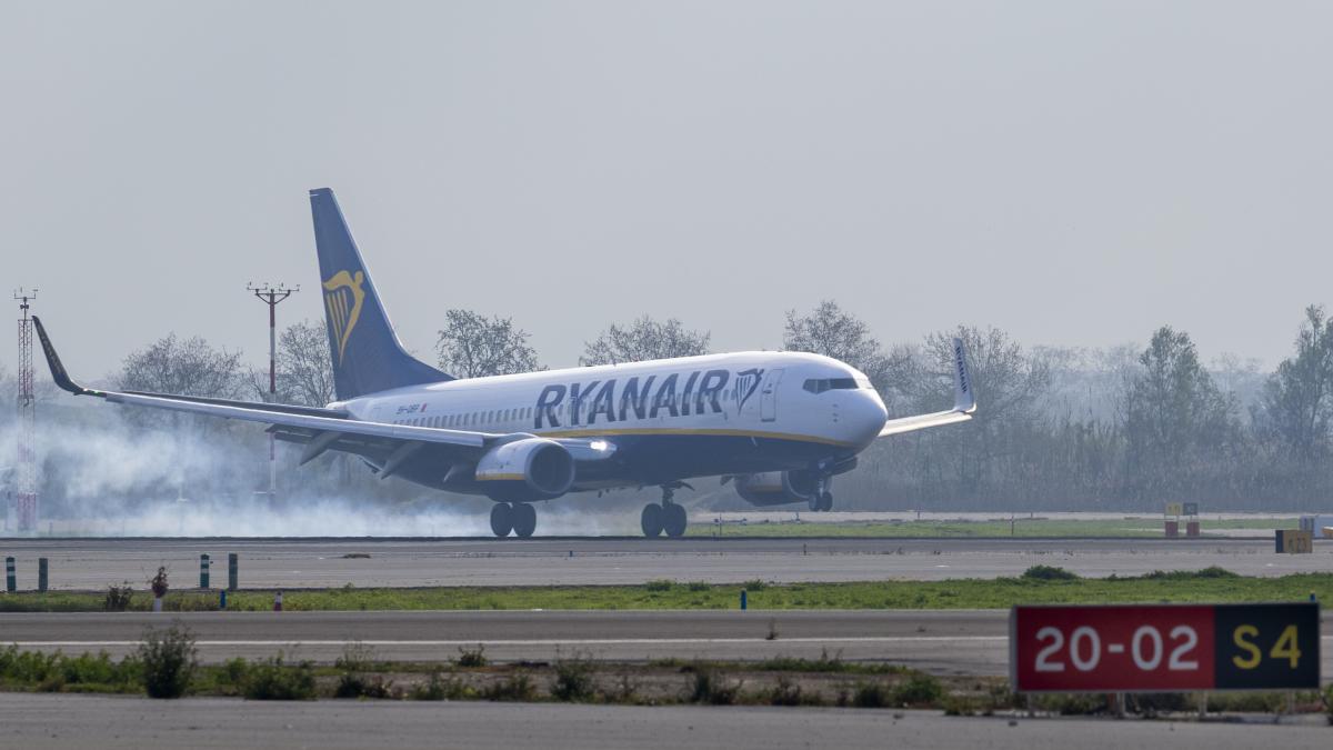 Las aerolíneas recortan vuelos poco rentables en España por la crisis del fuel