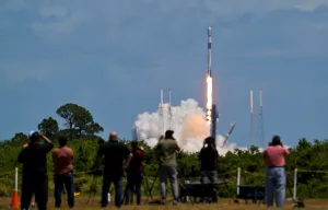 Estágio de foguete da SpaceX deve se chocar com a Lua em agosto de 2026