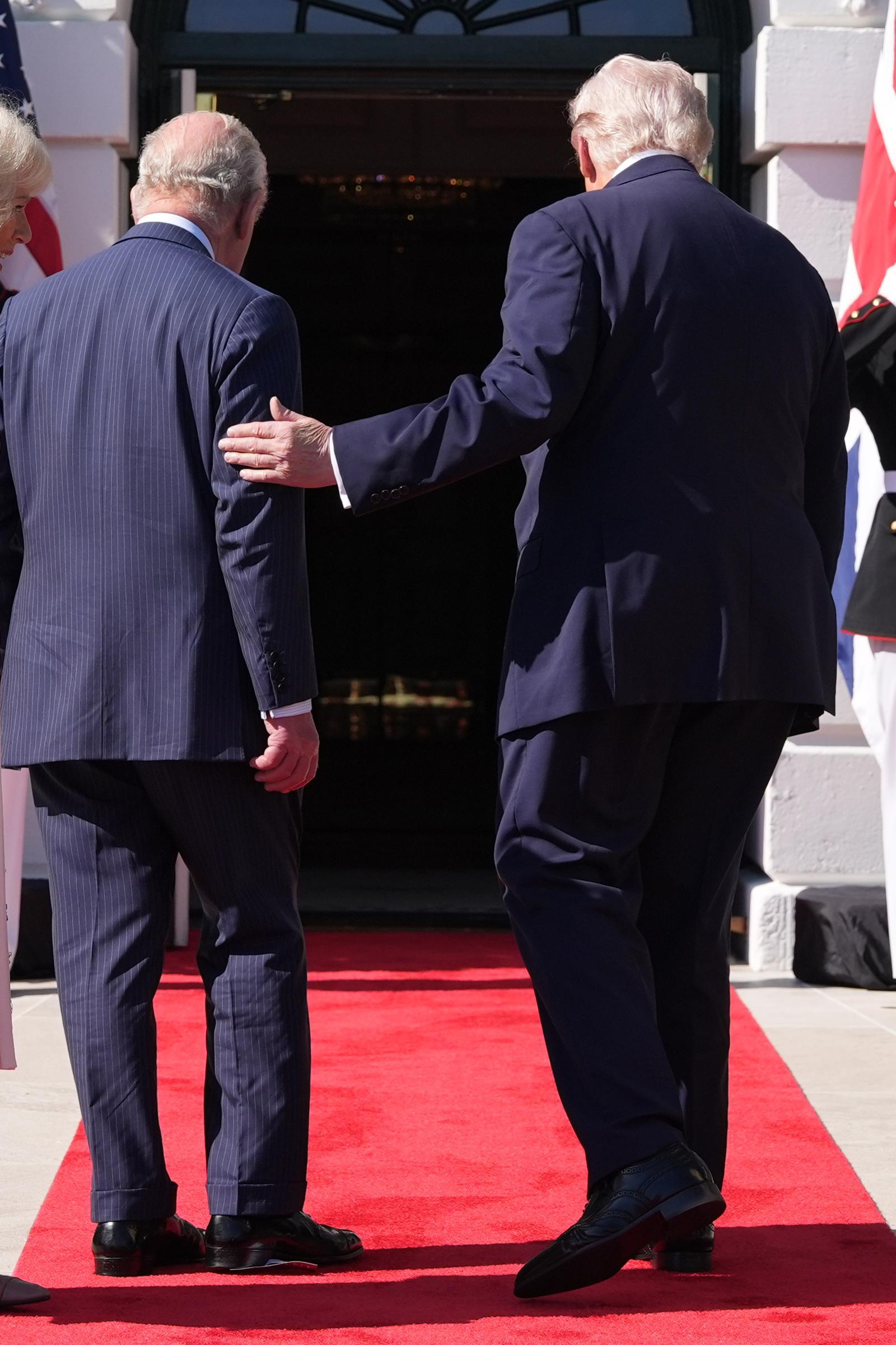 트럼프, 찰스3세 어깨 툭툭 논란…“왕실의전 위반” vs “친근함 표현”