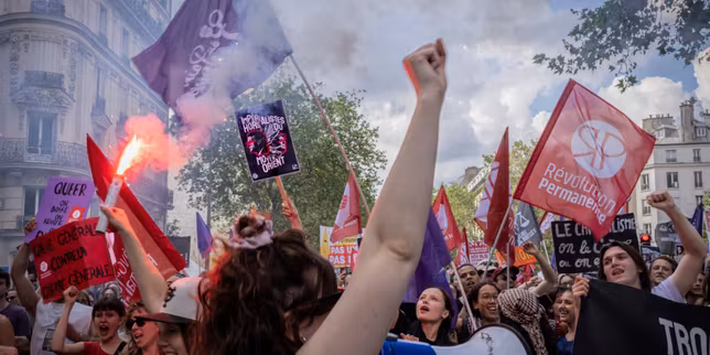 Dans le cortège du 1ᵉʳ-Mai à Paris, l’opposition à l’assouplissement de cette journée fériée et la colère contre « des patrons qui s’en mettent plein les poches »