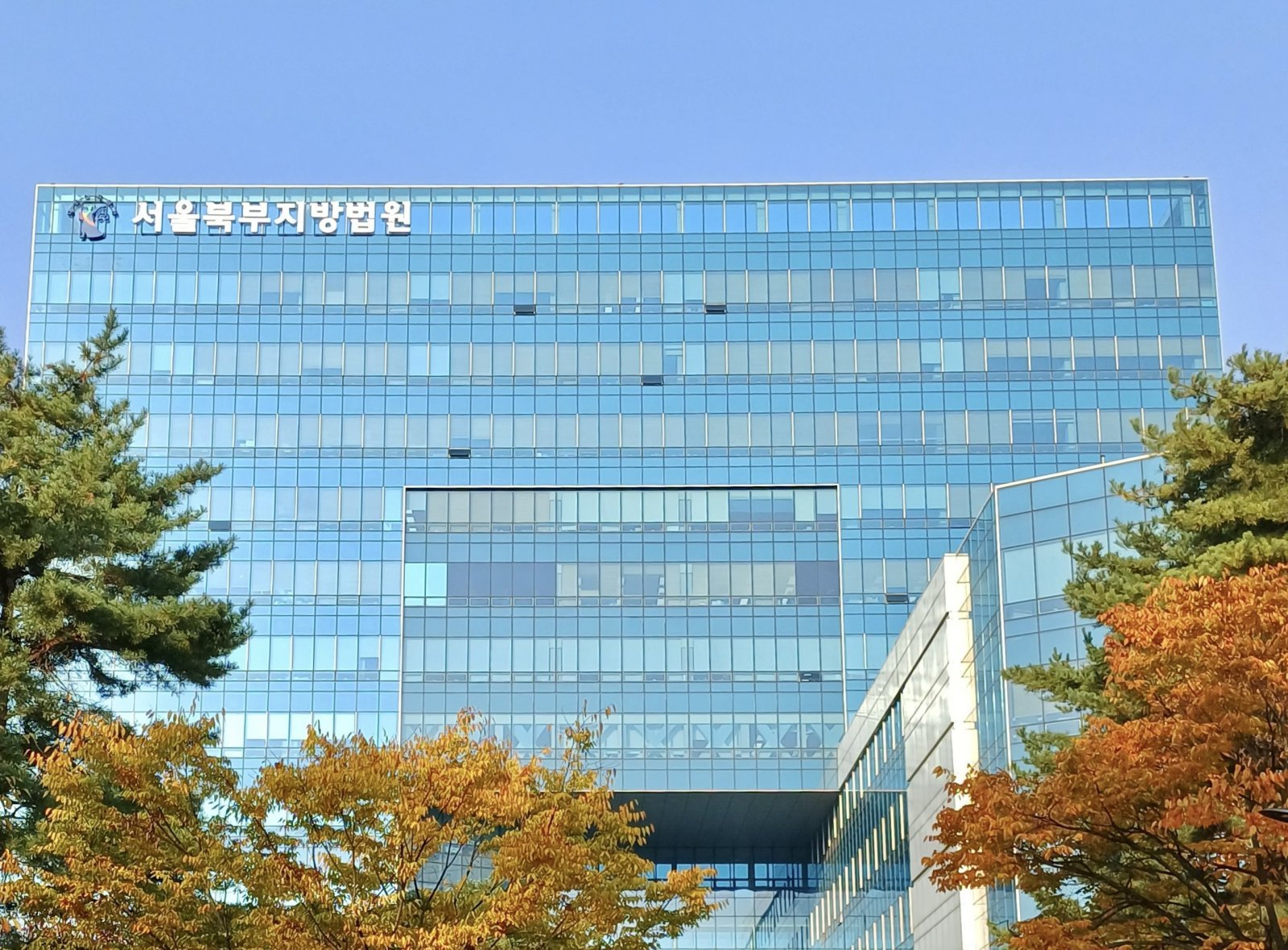 “전화 안 받아서” 식당 주인에 흉기 휘두른 70대…檢,  징역 15년 구형