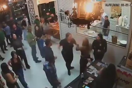 Мужчина откусил кусок уха возлюбленной за слишком долгий поход в туалет