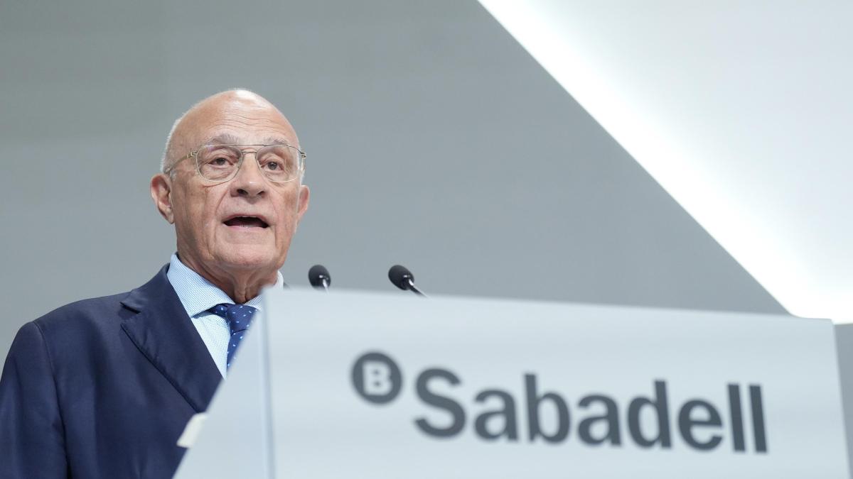 El Sabadell cierra la venta del TSB al Santander por 3.300 millones, de los que 300 son plusvalías