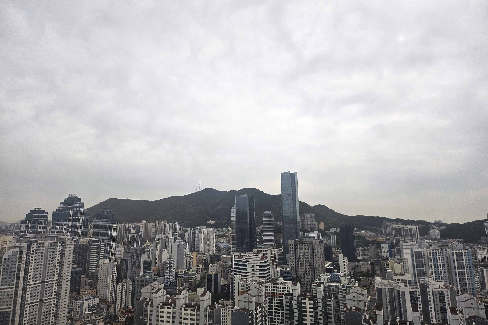 전국 구름 많거나 흐린 하늘…충청·전북·경북 등 대기 건조