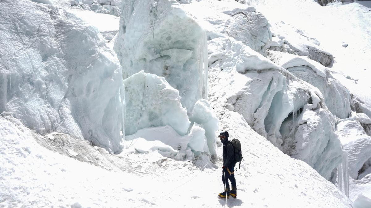 Impasse en el Everest: centenares de montañeros pendientes de que el serac se derrita