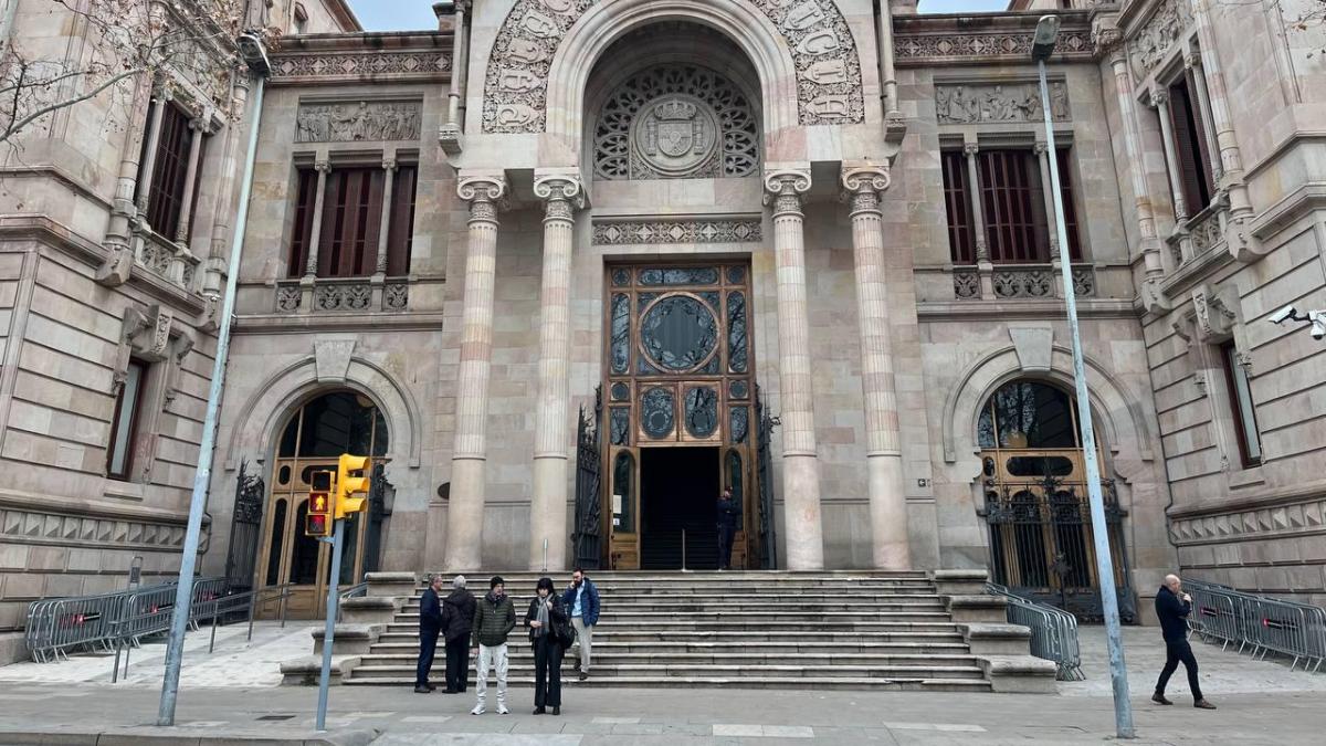 Dos años de cárcel para un exentrenador de fútbol femenino de Barcelona que pidió fotos desnudas a niñas