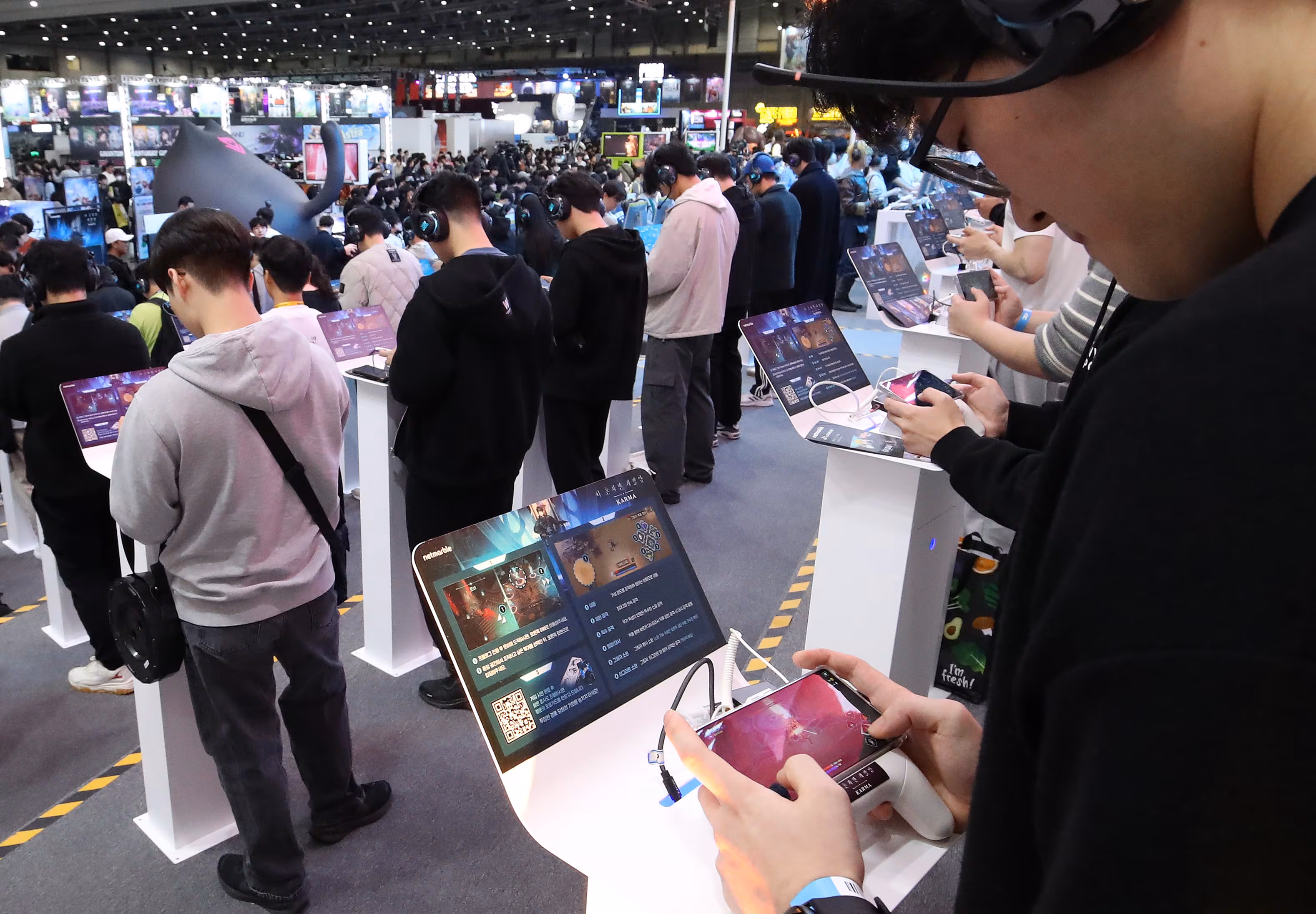 유저 협박·앱 수수료·중국 공습에 K게임 ‘허리’ 끊긴다