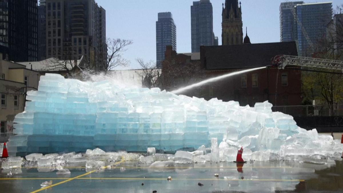Un bloque gigante de hielo a remojo: la peligrosa campaña de marketing de Drake en Toronto