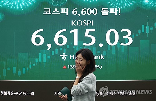 (LEAD) Seoul stocks close at a new record high amid AI-led tech rally