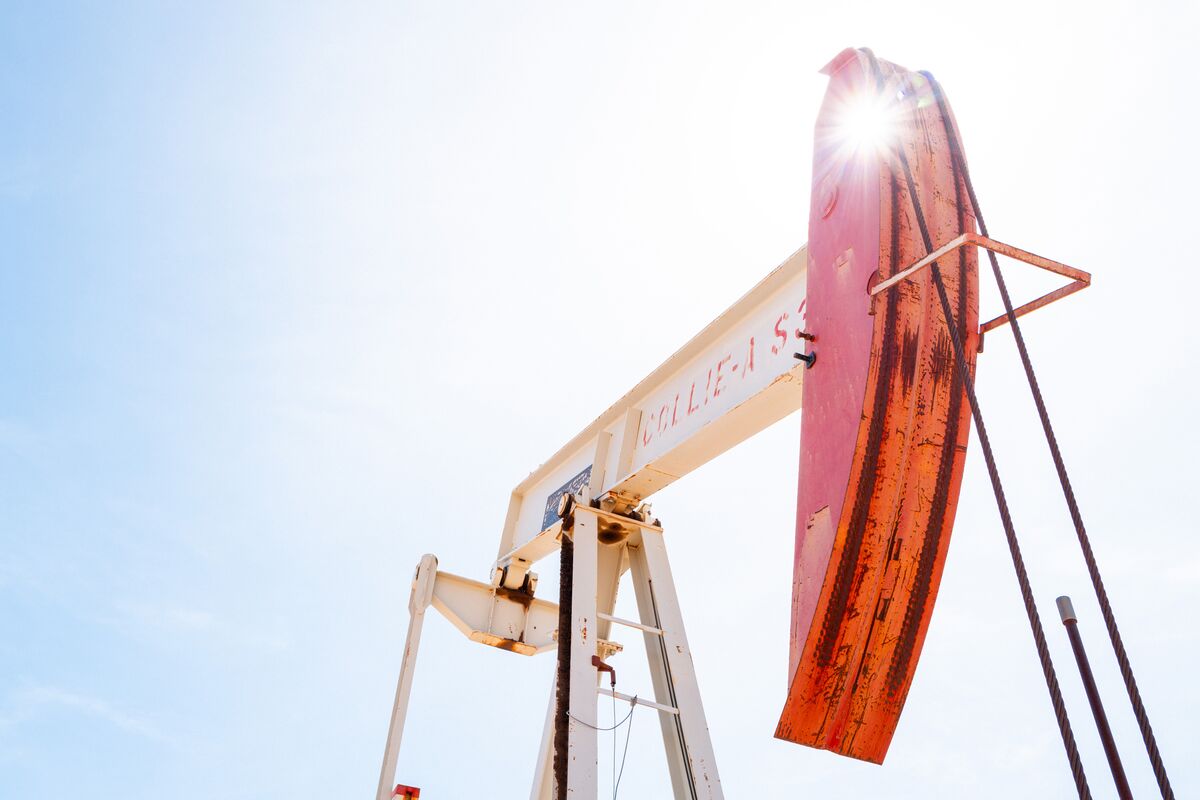 Oil Pares Gains as UAE Decides to Exit OPEC