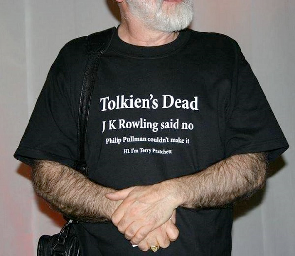 Сила плоского юмора: как сэр Терри Пратчетт проявлял реальность, искажая и высмеивая ее