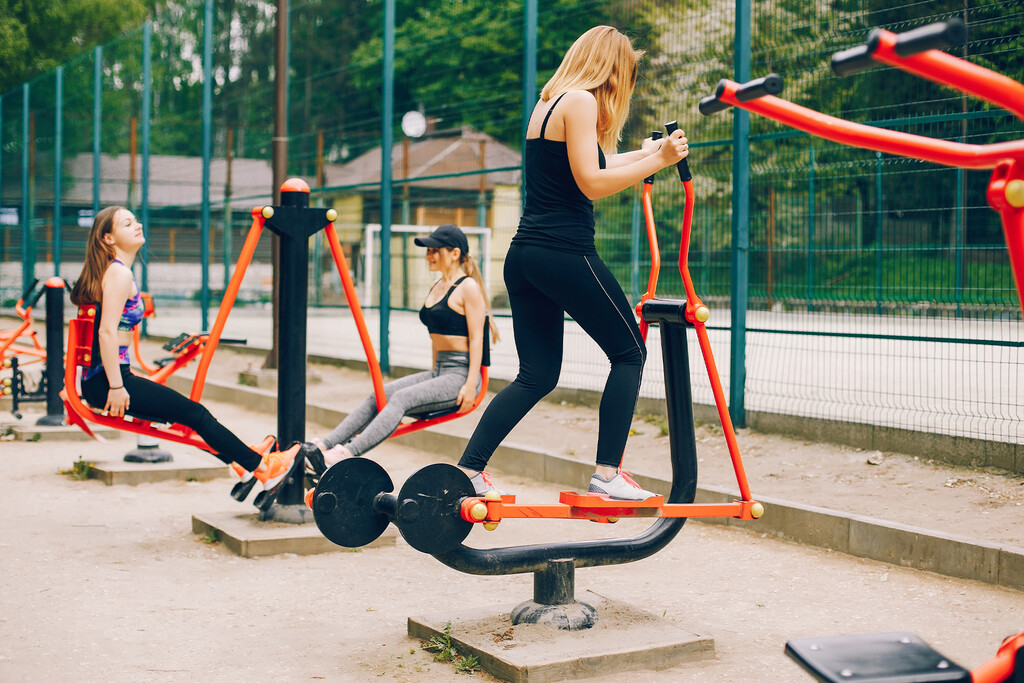 Del asfalto a las barras de calistenia: cómo los parques de tu ciudad se han convertido en la mejor terapia contra la ansiedad moderna