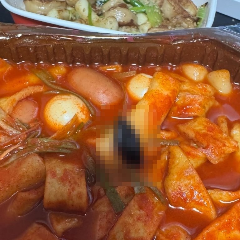 배달 떡볶이에 바퀴벌레가…본사 “불쾌감 드려 죄송” 사과
