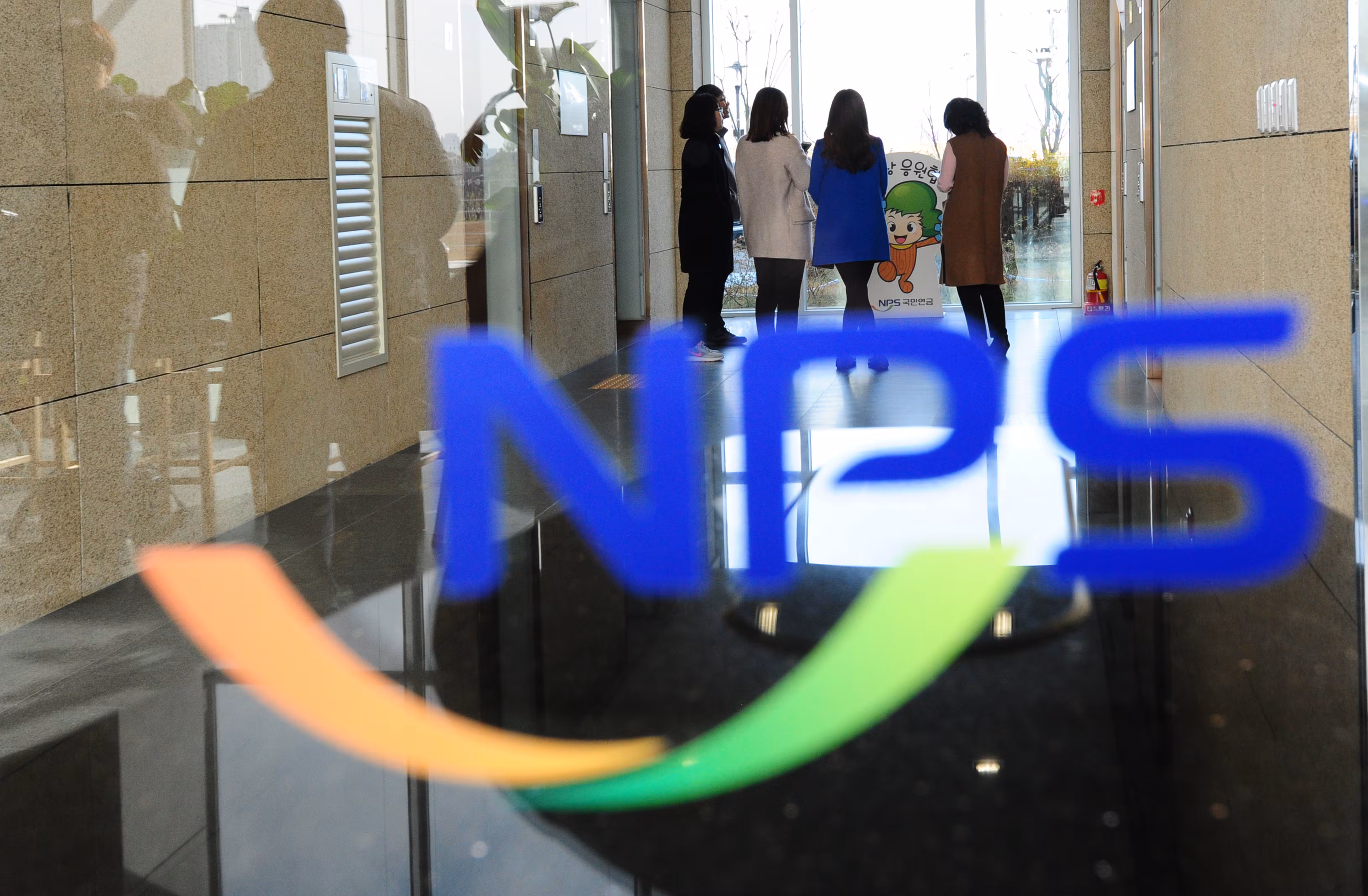 연기금, ‘130만원’ 하이닉스는 줄이고 SK스퀘어 담았다…단일종목 한도에 수급 이동