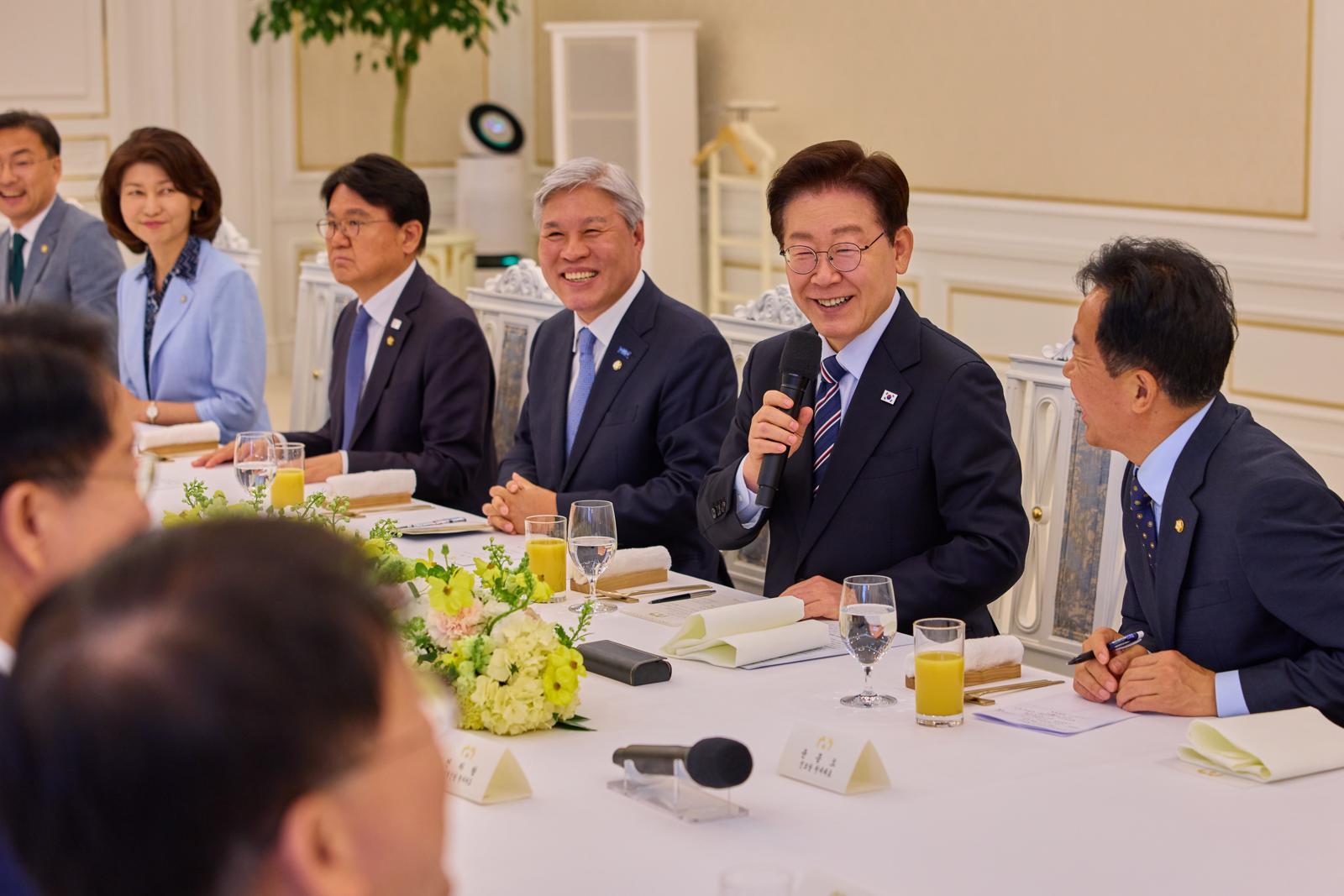李 “외교안보 자해 행위 안돼”… 비교섭4당-무소속과 靑 오찬