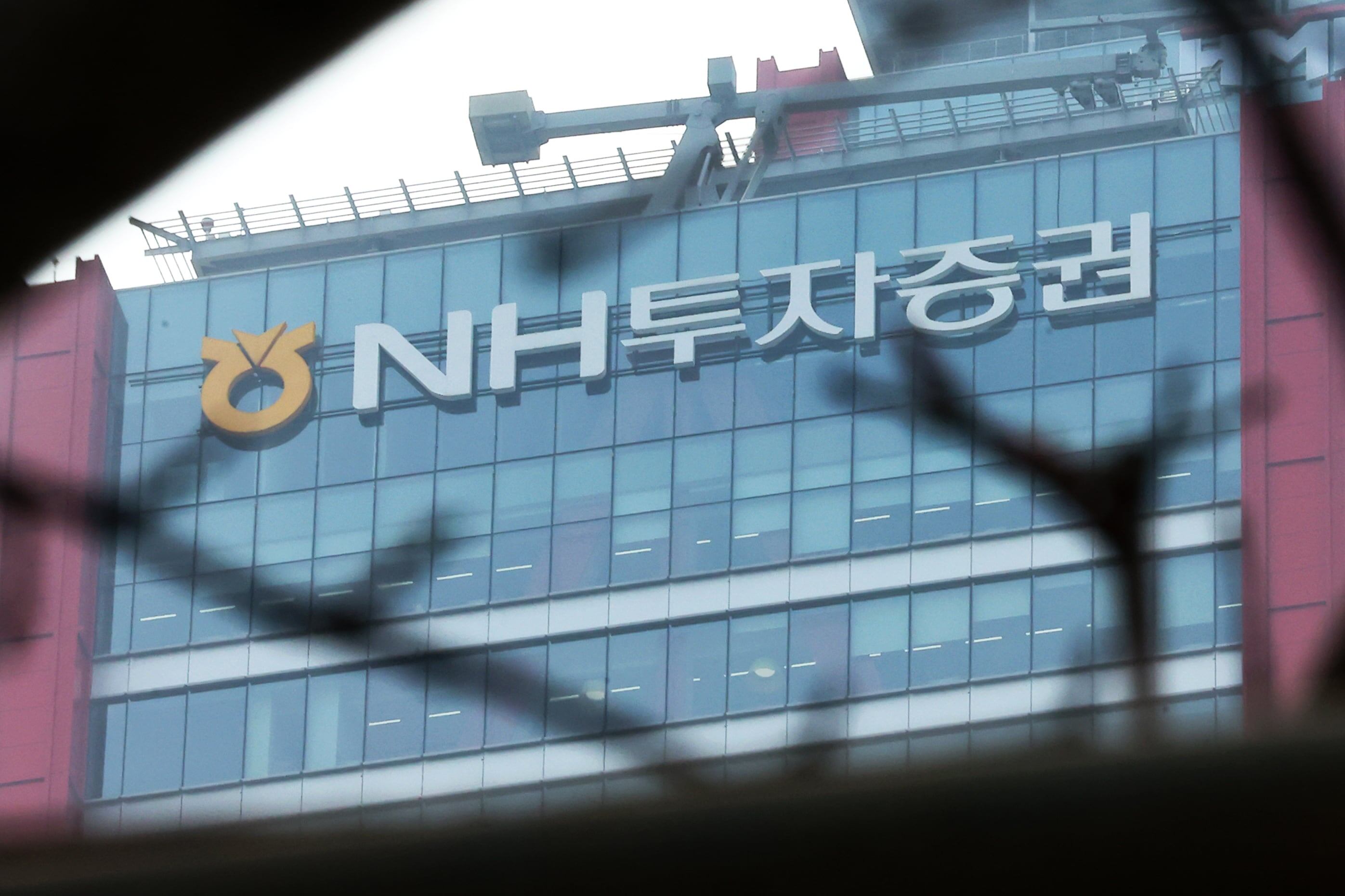 LS證 “NH투자증권, 수수료·운용이익 동반 호조…목표가 4만원"