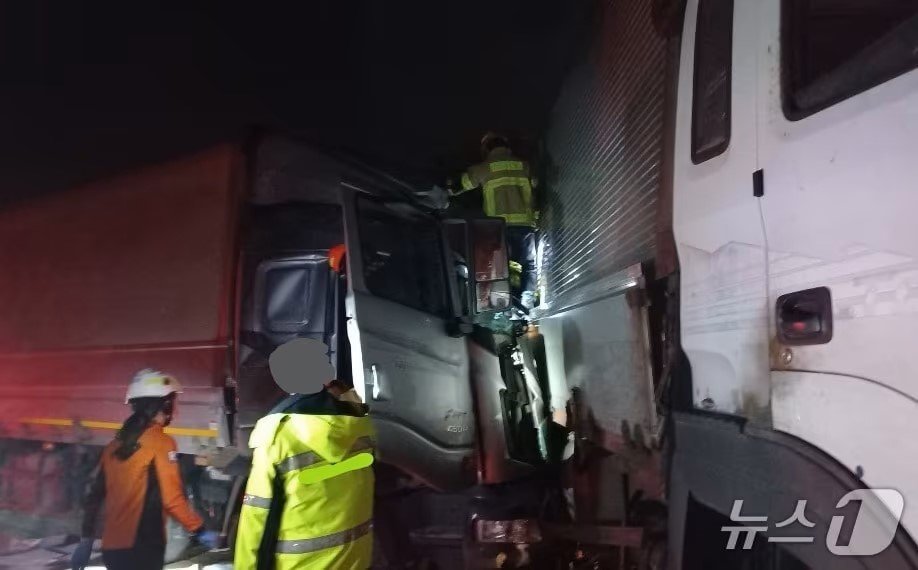 구미 고속도로서 25t 트럭 추돌…운전자 심정지