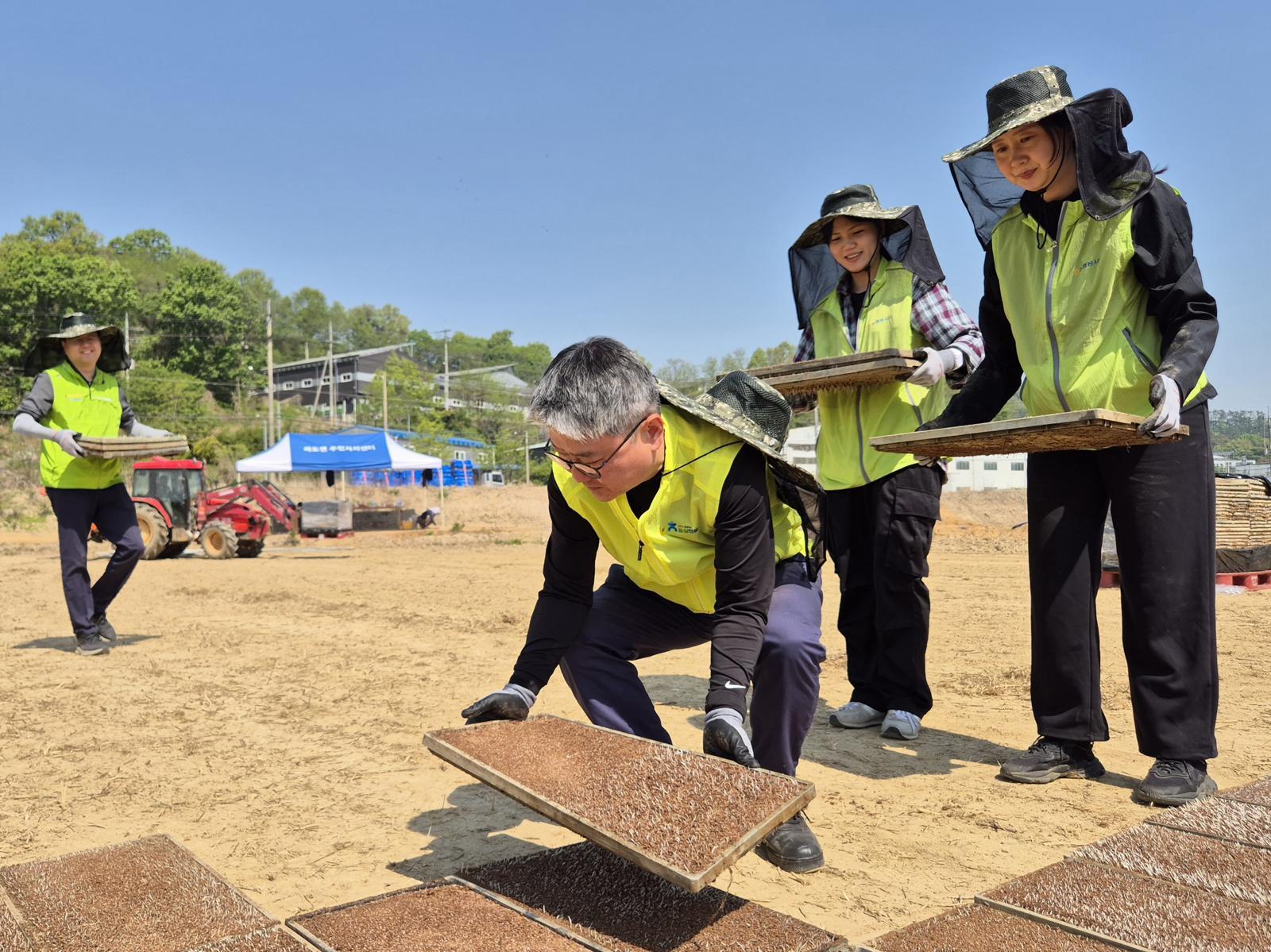 농협경제지주, 영농철 맞아 전국 농촌 일손돕기 진행