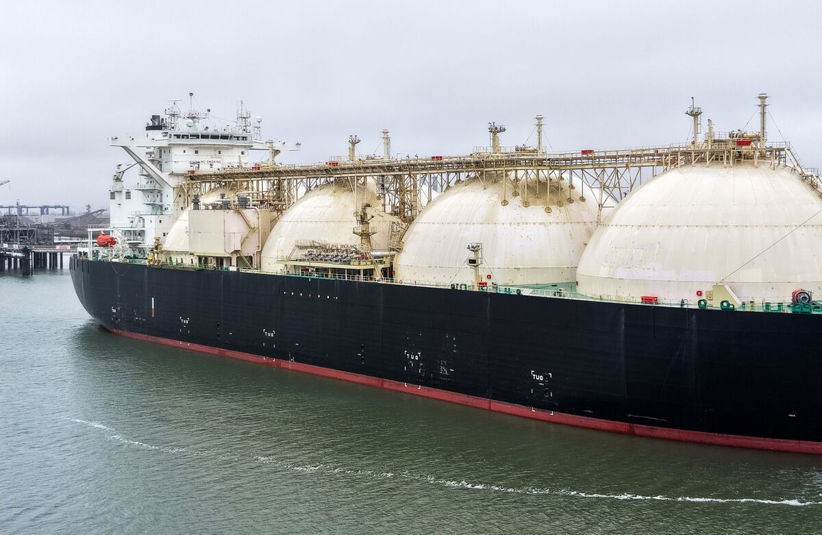 Vietnam Buys More LNG as Temperatures Set to Rise Above Average