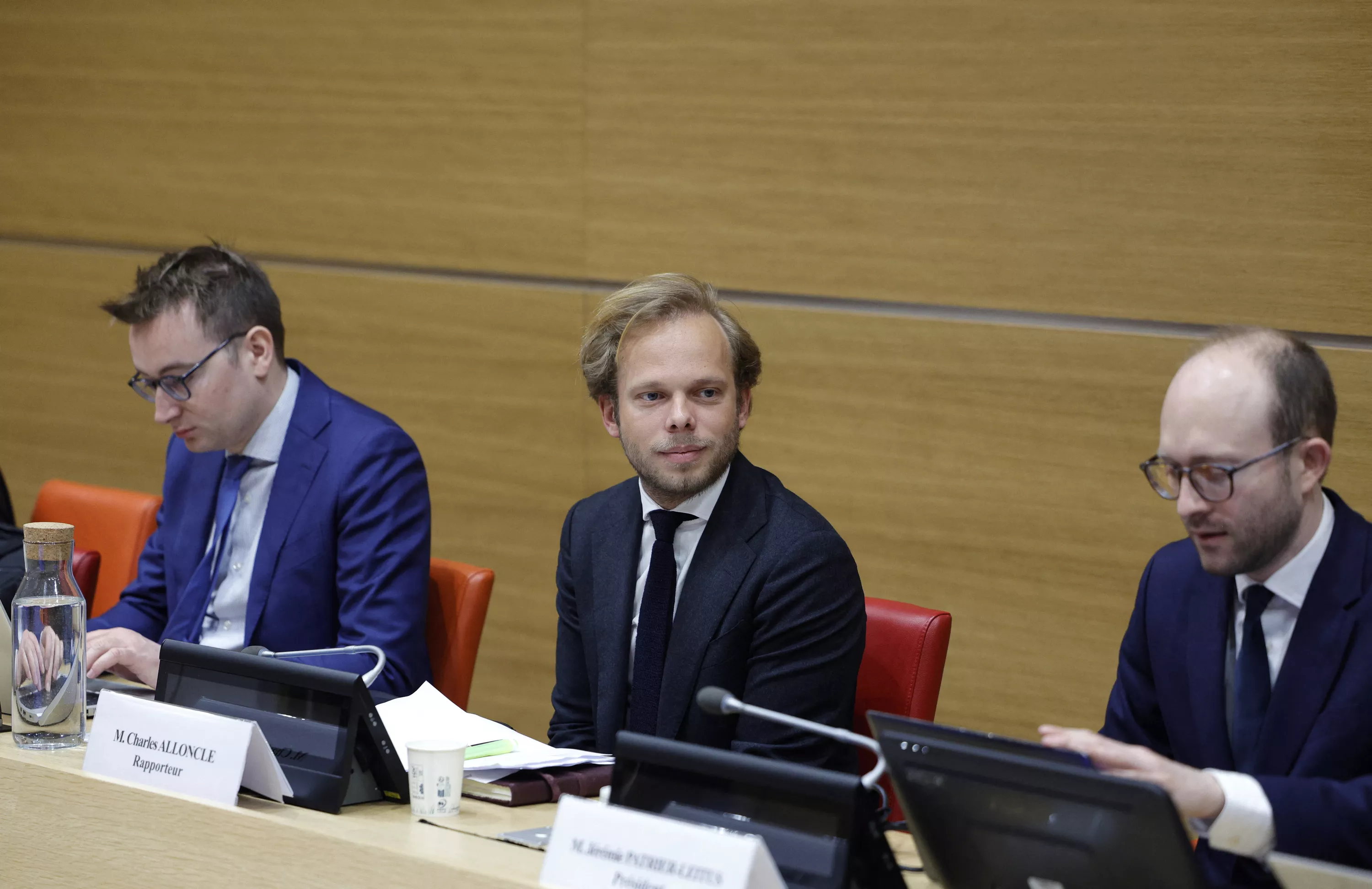 Commission d’enquête sur l’audiovisuel public : quel avenir pour le rapport de Charles Alloncle, désormais voté ?