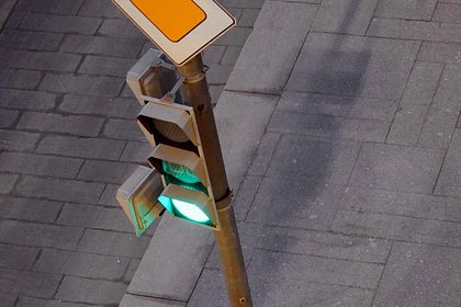 В российском городе светофор рухнул прямо на людей