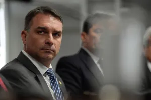 PT produz vídeo para tentar vincular Flávio Bolsonaro ao caso Master