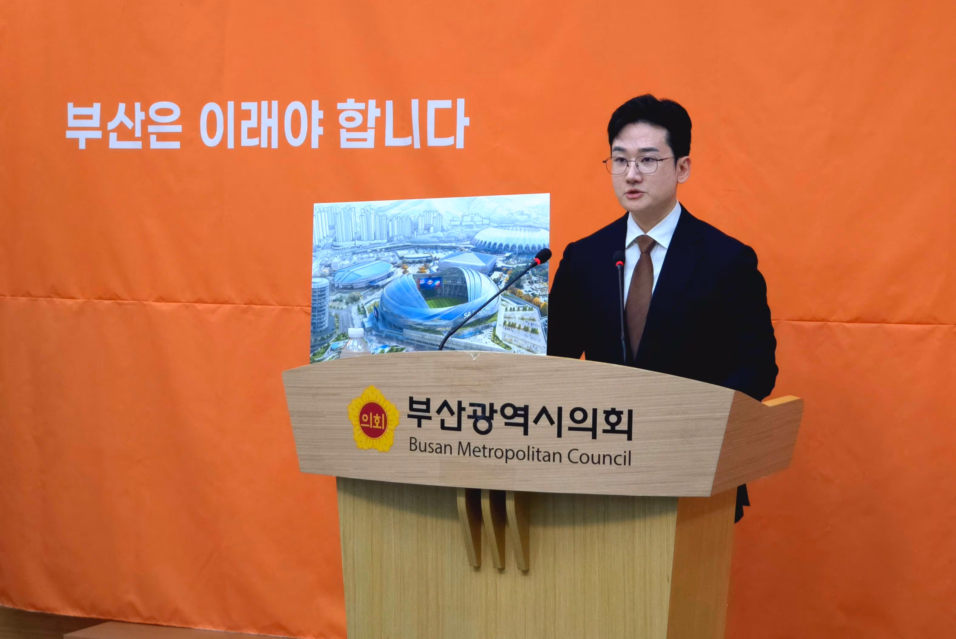 정이한 개혁신당 부산시장 후보, 음료수 투척에 부상… “민주주의 위협 테러”