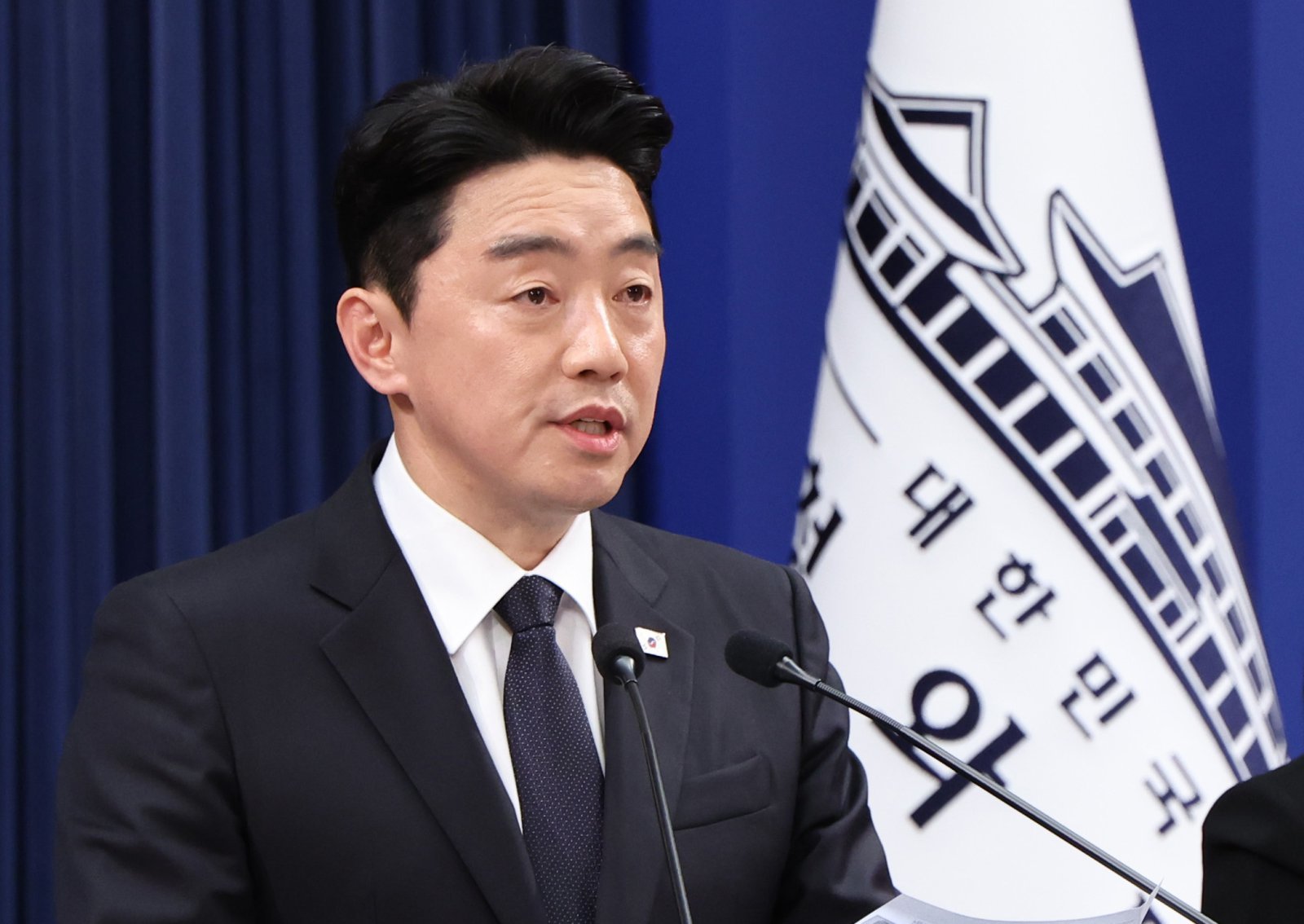 [속보] 청와대 “5급 승진 패스트트랙 도입…민간 인재 연봉 상한 없앨 것”