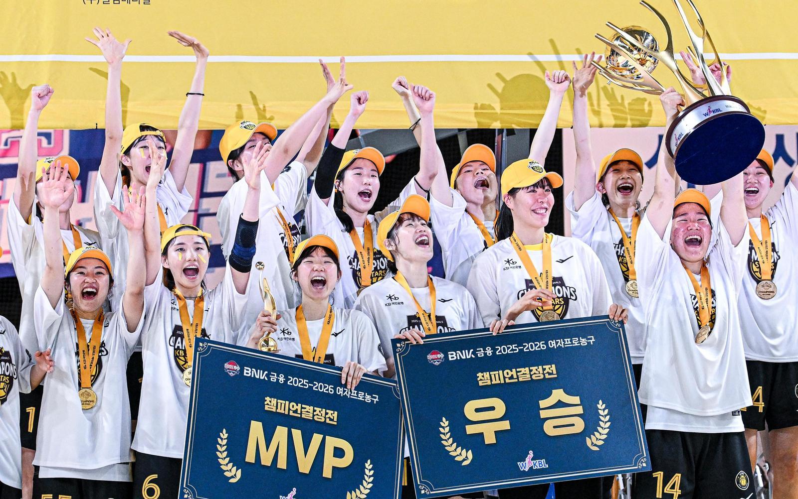 “박지수 빠졌지만, 허예은 뚫고 강이슬 쐈다”… KB스타즈 ‘3전 전승’ 세번째 통합우승 축포