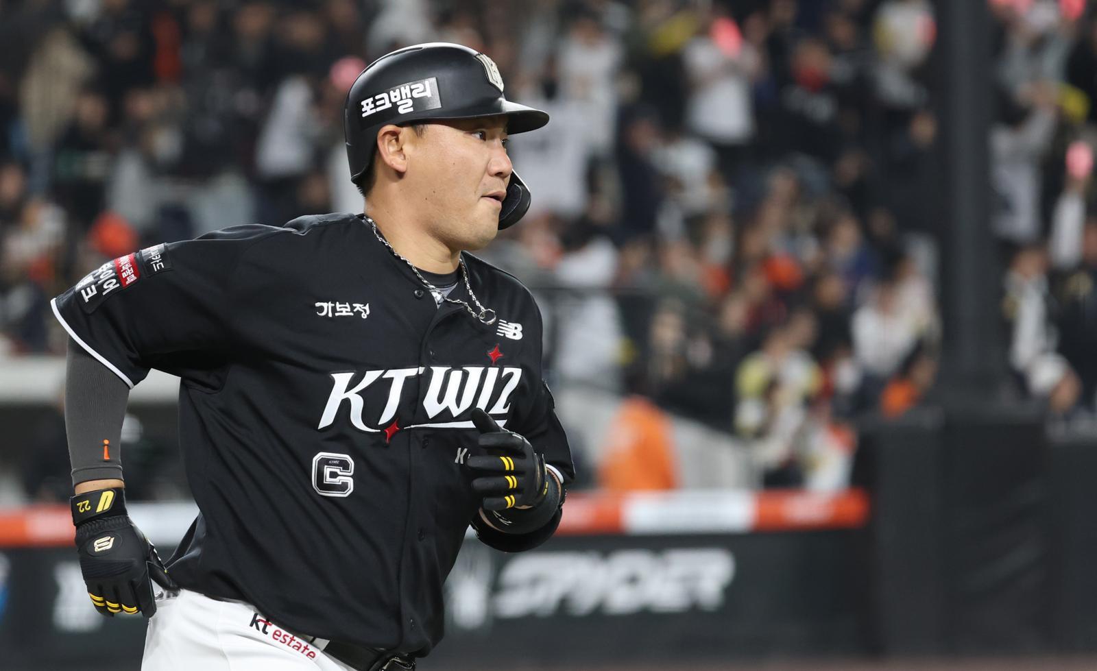 선두 KT, LG 뒷문 또 무너뜨렸다…연이틀 연장 끝내기 승리