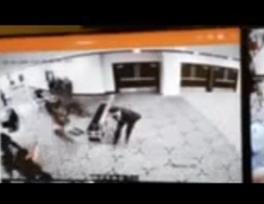 총 들고 보안 검색대 돌진…트럼프가 공개한 24초 영상, 총격전도