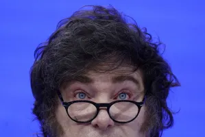 Milei caminha na corda bamba sobre Malvinas em meio a tensões entre EUA e Reino Unido