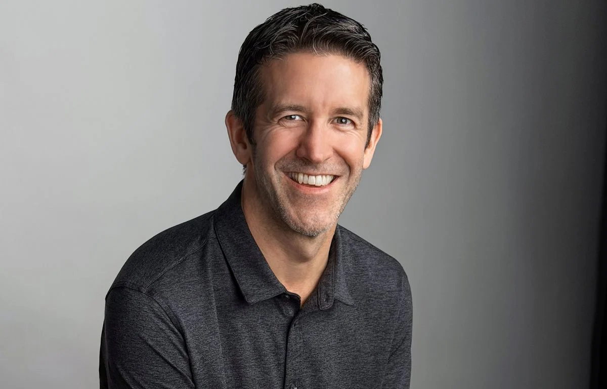 Apple : Qui est John Ternus, le successeur de Tim Cook à la tête de la firme à la pomme ?