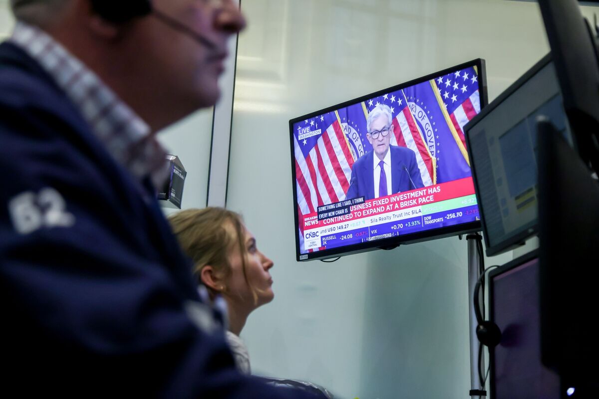 Bond Traders Hedge for Both Cuts and Hikes After Fed Division