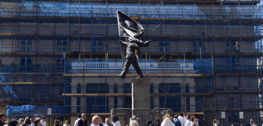 Banksy platziert neue Statue im Zentrum von London: Mit der Flagge in den Abgrund
